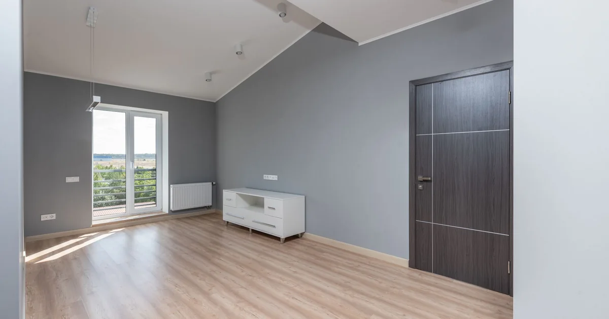 Empty rental flat with clean floors and bare walls ready for an end of tenancy inspection